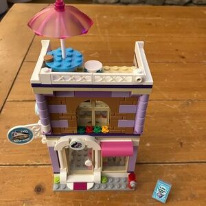 Lego set 41365. Emma’s Art Studio. 235 pieces. Set is mostly complete. Like new!